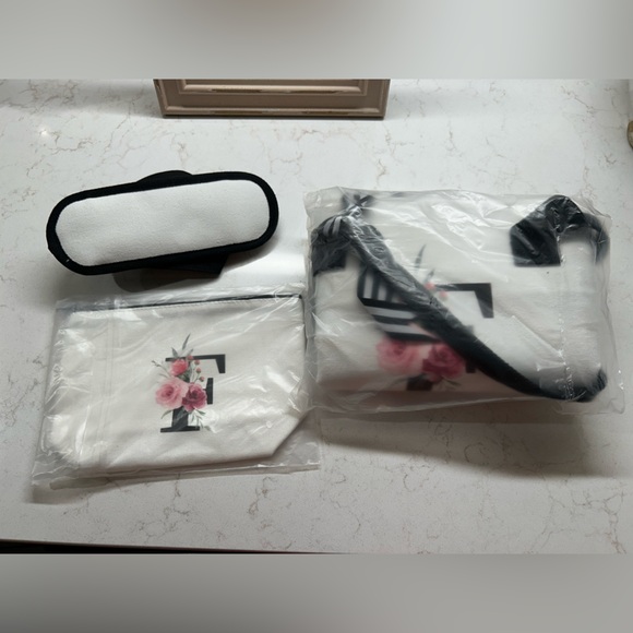 Brand new-F initial Tote with shoulder strap and zipper pouch - Picture 1 of 11
